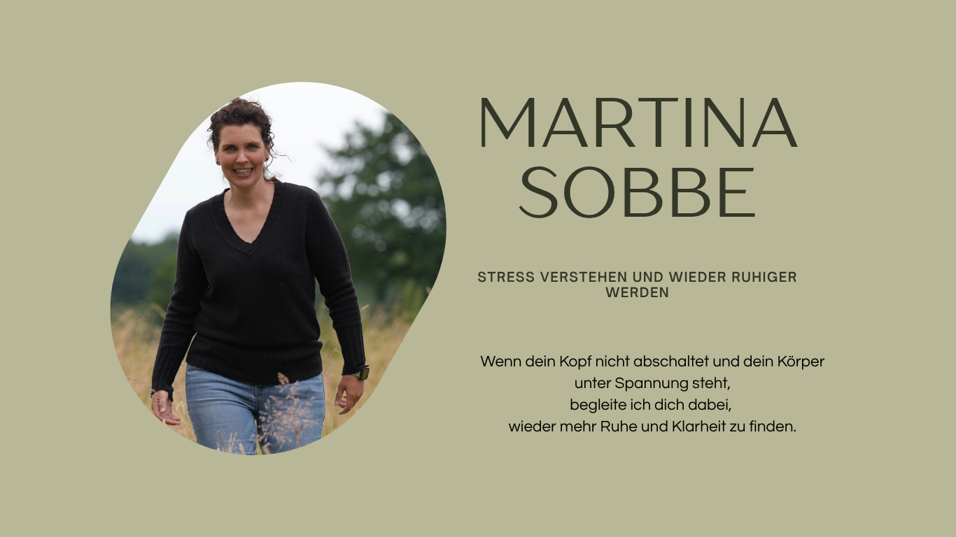 Porträt von Martina Sobbe in einem Feld, lächelnd, mit einem schwarzen Pullover und Jeans, auf einem natürlichen Hintergrund.